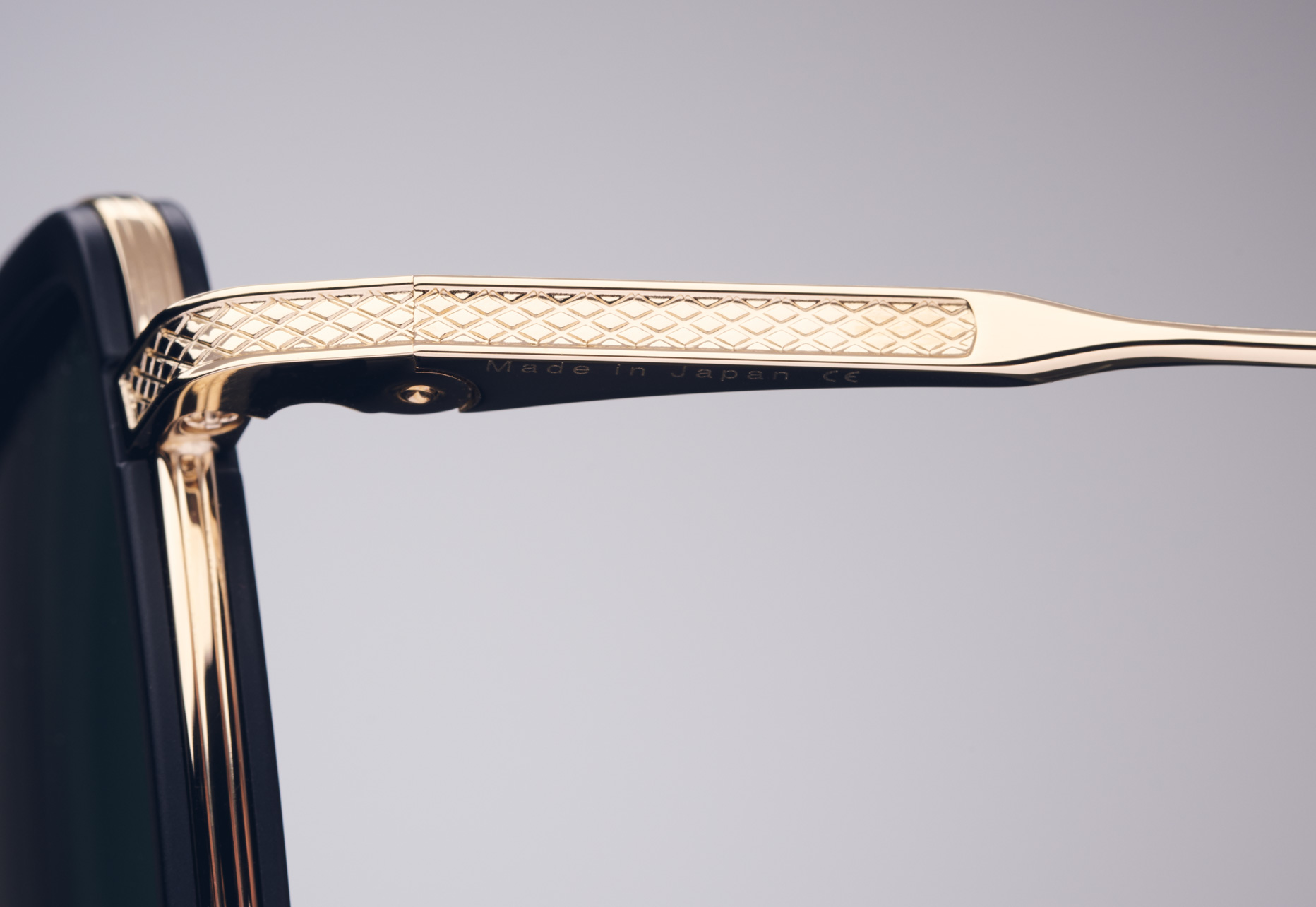 TITANIUM TEMPLES WITH DIAMOND PRESSED DETAIL