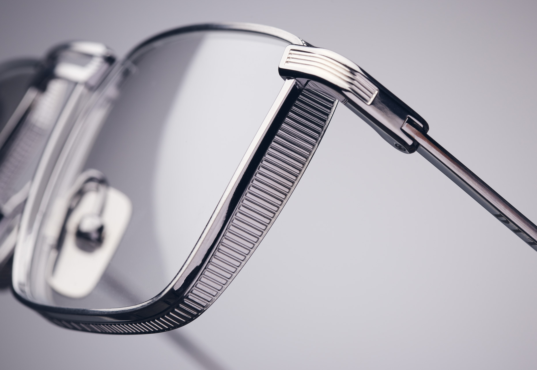 5.5 MM TITANIUM LENS RIM WITH PRESSED DETAIL AROUND THE ENTIRE CIRCUMFERENCE