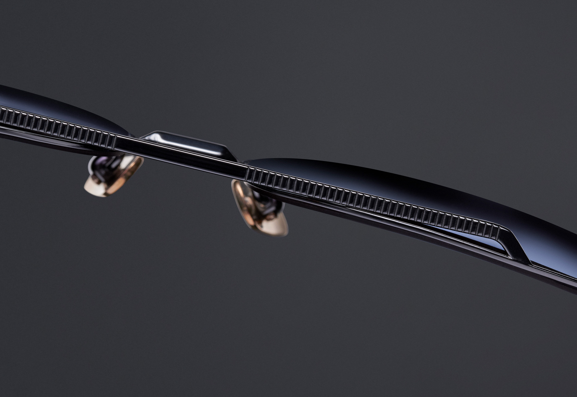 ULTRA-THIN TITANIUM BROW WITH PRESSED LINE DETAIL
