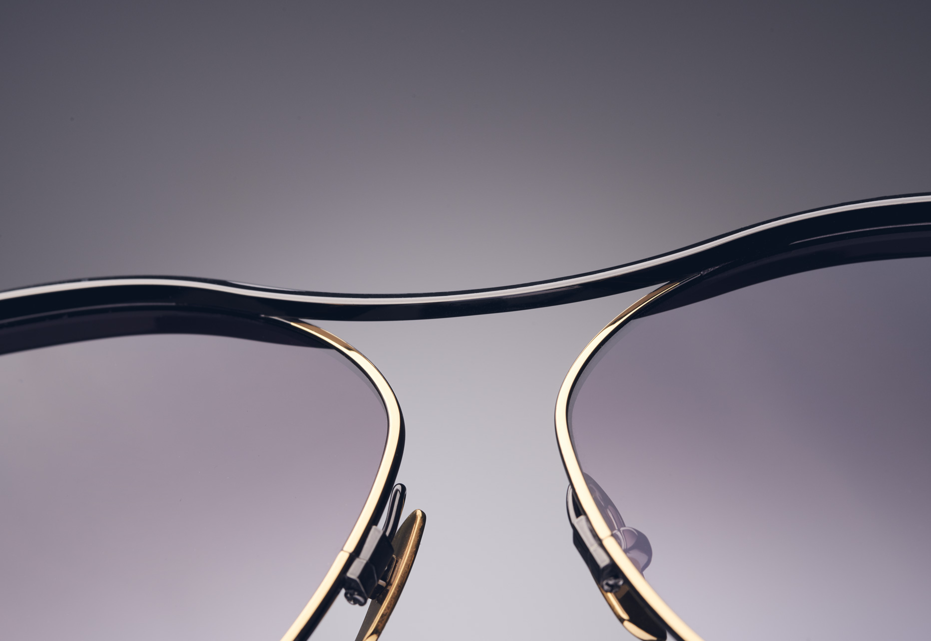 INNOVATIVE BRIDGELESS TITANIUM CAT-EYE FRAME