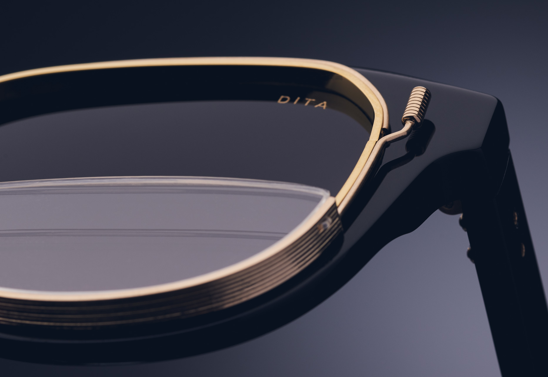 REMOVABLE TITANIUM READER LENS CARRIER SYSTEM WITH PRESSED LINE DETAIL.